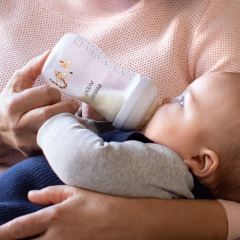 Dojčenská fľaša Natural Avent, Žirafa, 260 ml (1)