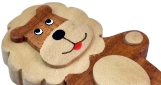 2Kids Toys Drevená magnetka veľká Lev stojaci (2)