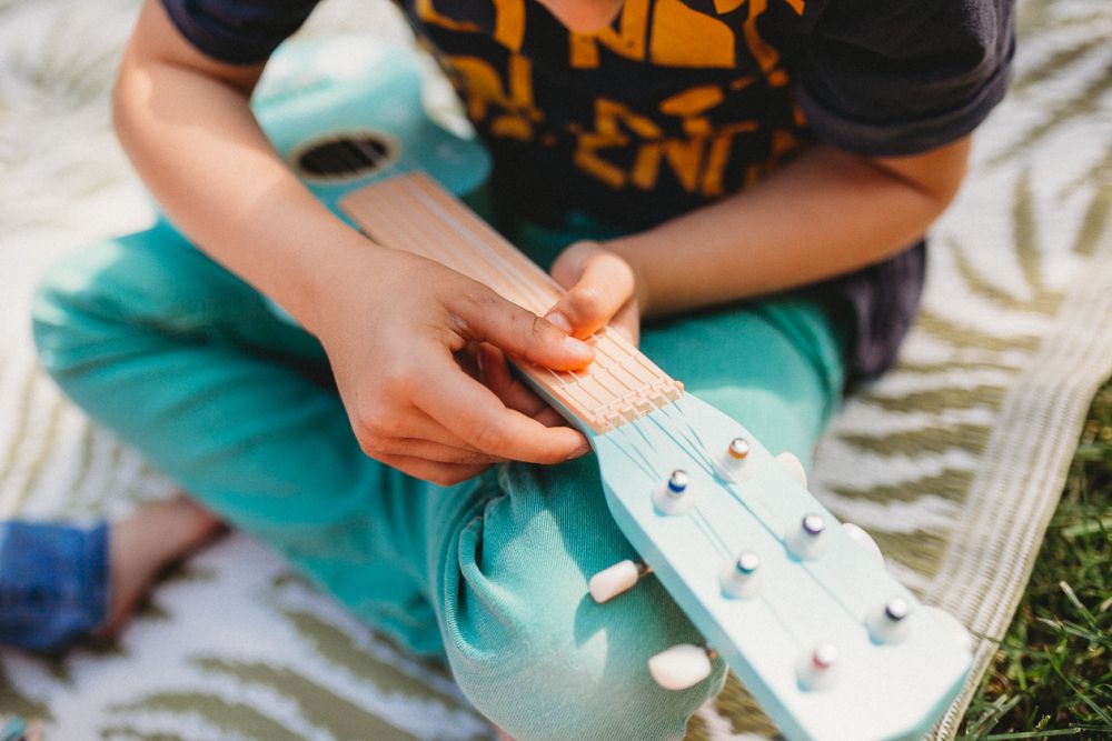 Drevená detská gitara Lesné zvieratká – mätová
