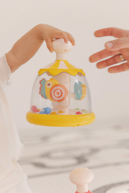 Toyz Edukačná hračka Vlčík so zvieratkami – ružová, kolotoč, 6m+