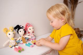 Hencz Toys Mäkká handrová bábika LAURA s růžovými vláskami (1)
