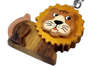 2Kids Toys Drevená kľúčenka veľká Lev ležiaci (1)