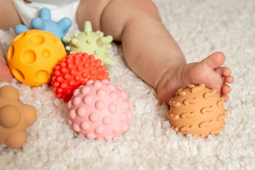 Tullo Senzočné guľôčky pastelové 8 ks bez dierok – 59–77 mm, 0m+