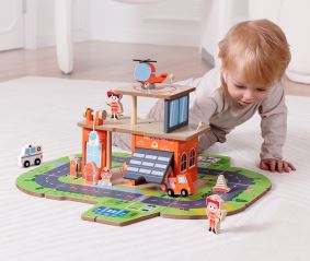 2Kids Toys Drevená stanica Hasiči 2 v 1 (3)
