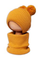 BABY NELLYS Zimná pletená čiapka + nákrčník - horčicová s brmbolcami (3)