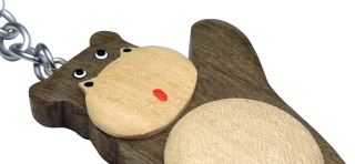 2Kids Toys Drevená kľúčenka veľká Hroch stojaci (1)