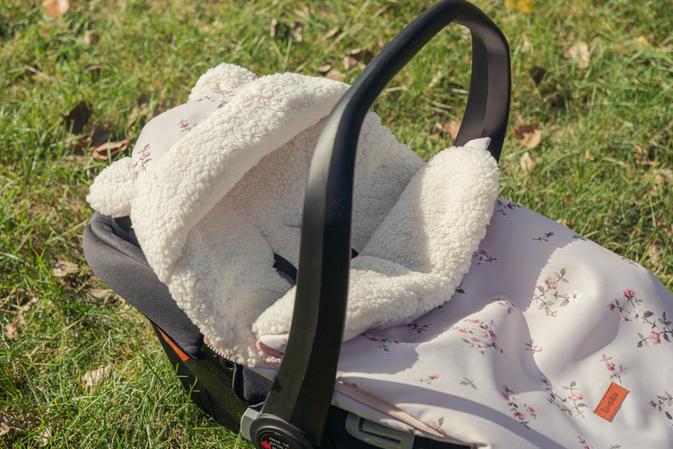 Teplý fusak do autosedačky a kočíka, vodoodolný Flowers, kapucňa s uškami, krém