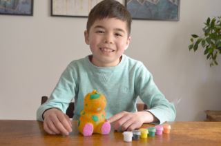 Svietiaci Dinosaurus na vymaľovanie + farbičky, štetec, Barney&Buddy (2)