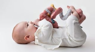 Závesná edukačná hračka Hencz Toys s hrkálkou a zrkadielkom - Psík, špirálka -púdrová (1)