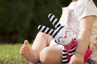 Hencz Toys Plyšová hračka v kontrastných farbách králičia slečna - růžová (1)