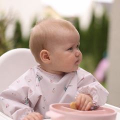 Nepremokavá zásterka s rukávmi Bunny, šedoružová, BabyOno (2)