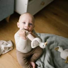 Plyšová hračka s pískátkem a kousátkem GOOSE ZOE, krémová (3)