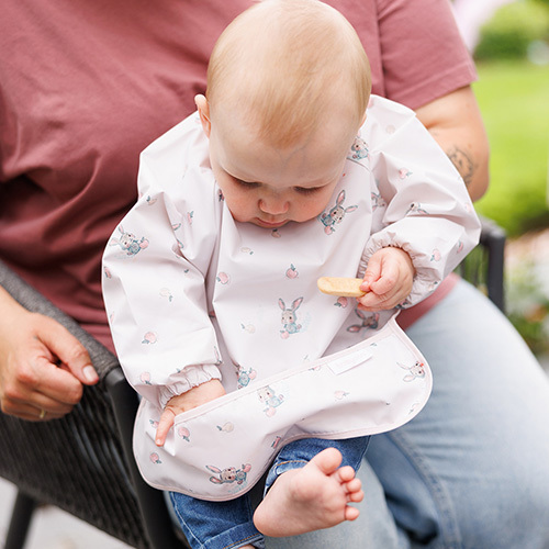 Nepremokavá zásterka s rukávmi Bunny, šedoružová, BabyOno