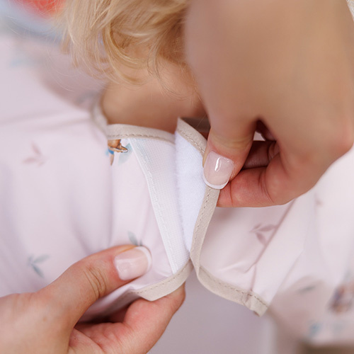 Nepremokavá zásterka s rukávmi Teddy, béžová, BabyOno